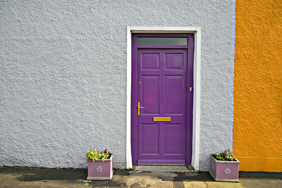 大膽的紫色門配灰色外牆