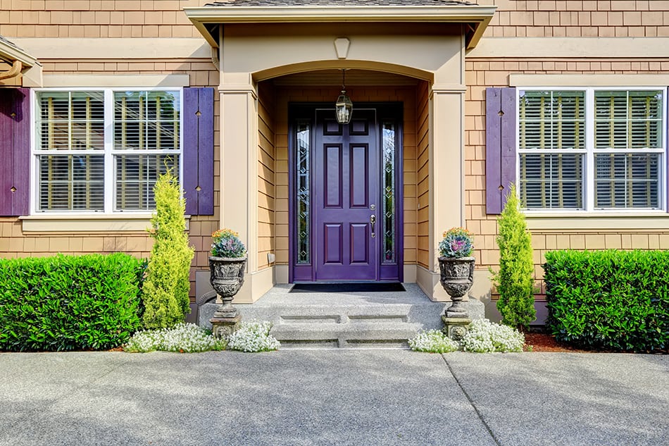深紫色前門的豪華住宅為觸摸階級