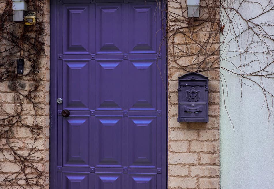 金屬紫色門與配套的郵箱