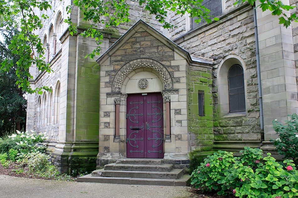 紫色的門在石頭外部完成建築外觀