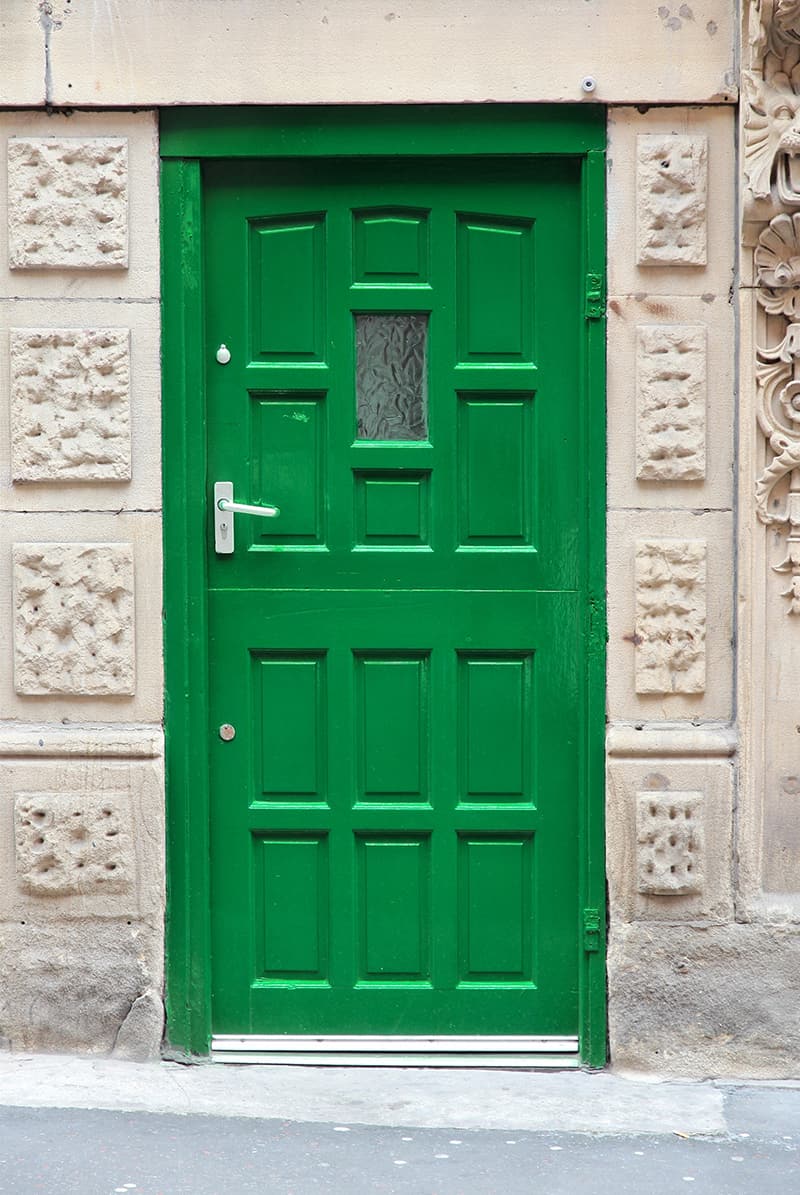 綠色的門作為焦點