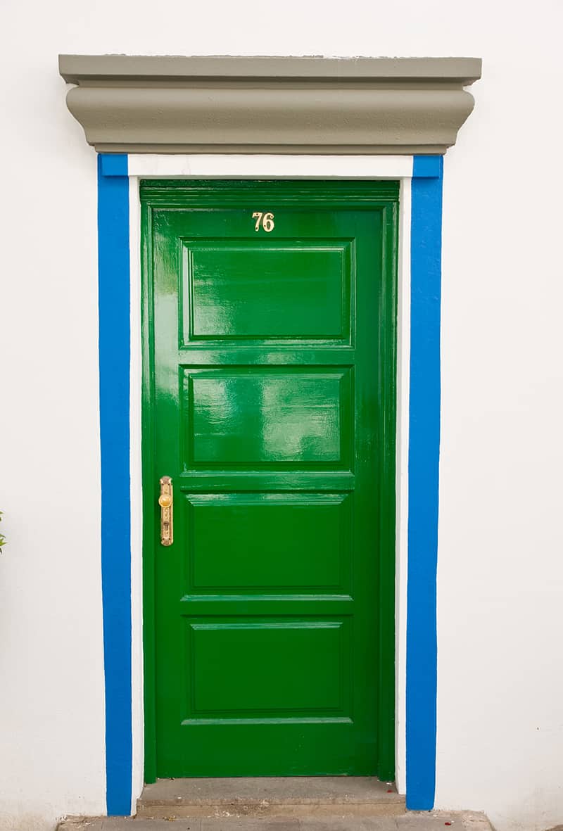 綠色門，藍灰色壁板