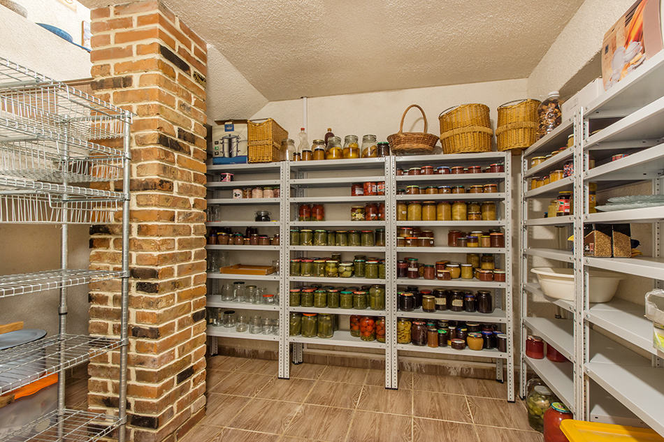 儲藏室儲藏各種罐裝食物的儲藏室
