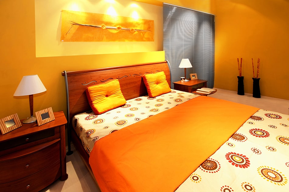 時髦的橙色臥室裝飾理念與圖片
