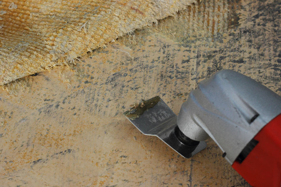 使用地板剝離器和電動鑿子從混凝土中去除薄板