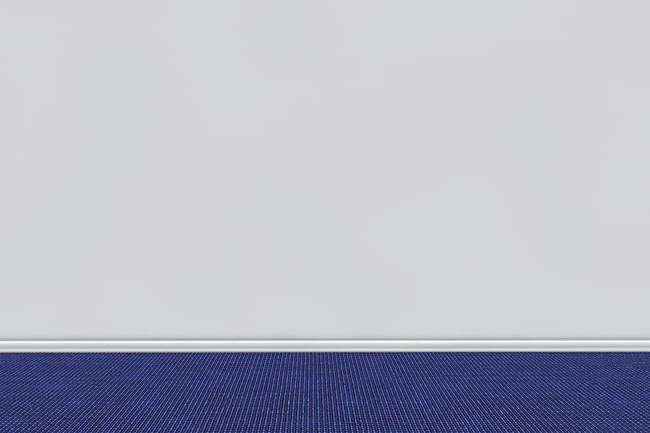 藍色地毯配淺灰色牆壁