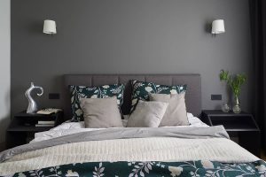 床上用品與灰色的床頭板什麼顏色?