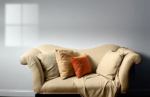 米色沙發的靠墊和枕頭