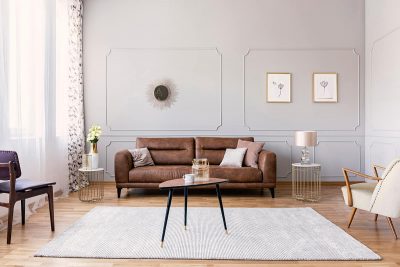 什麼顏色的牆壁和棕色的沙發上一起去嗎?15個驚人的選擇