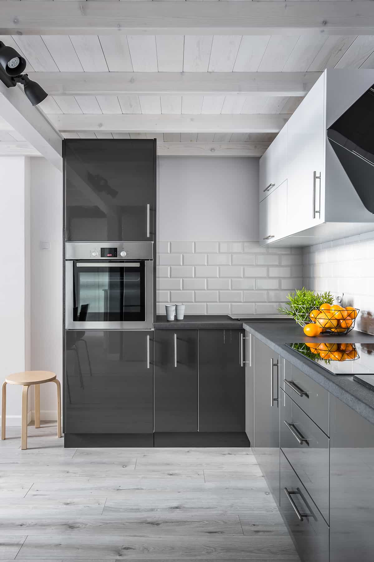 灰色的廚房櫥櫃和灰色的地板