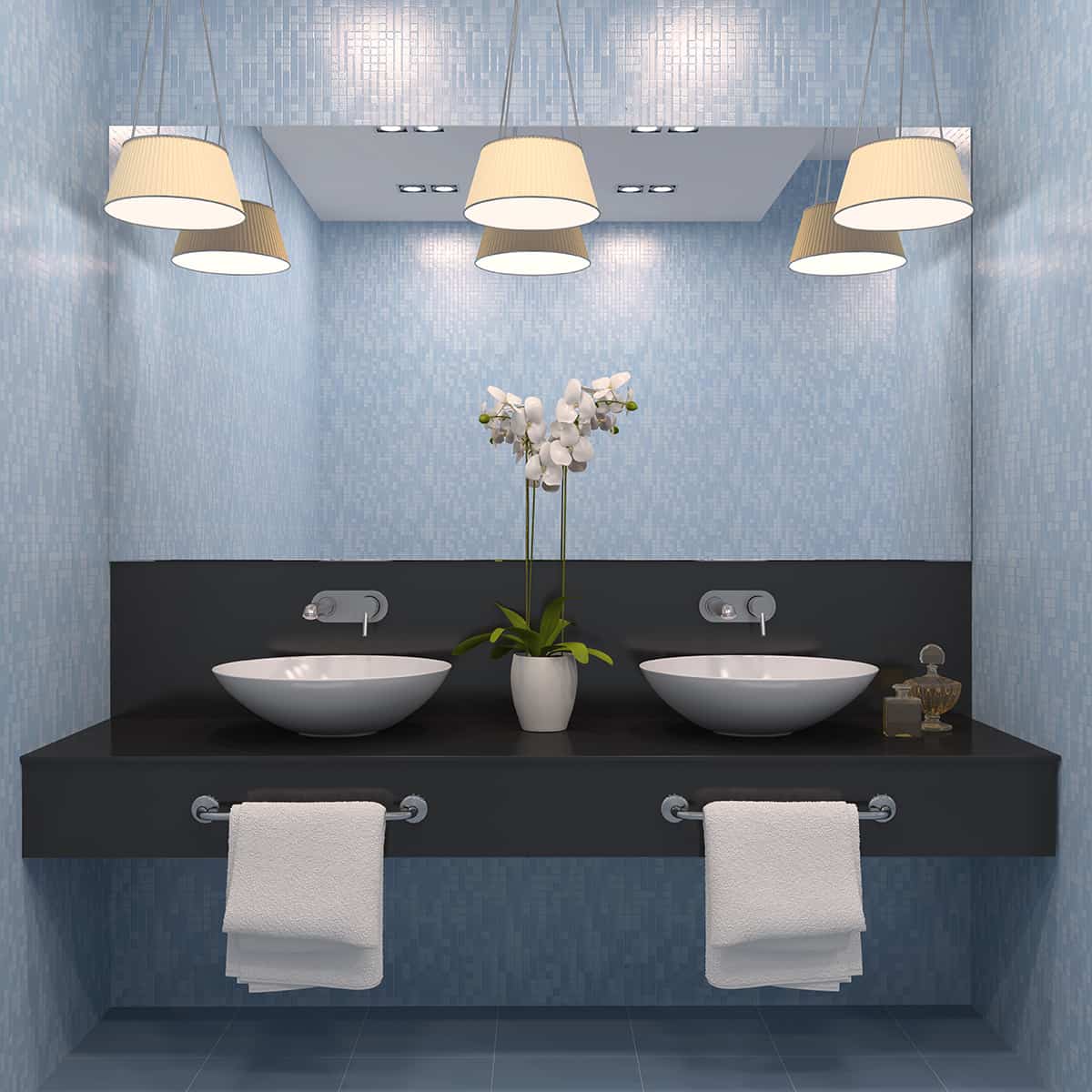淺藍色的牆壁和深灰色的浴室櫥櫃