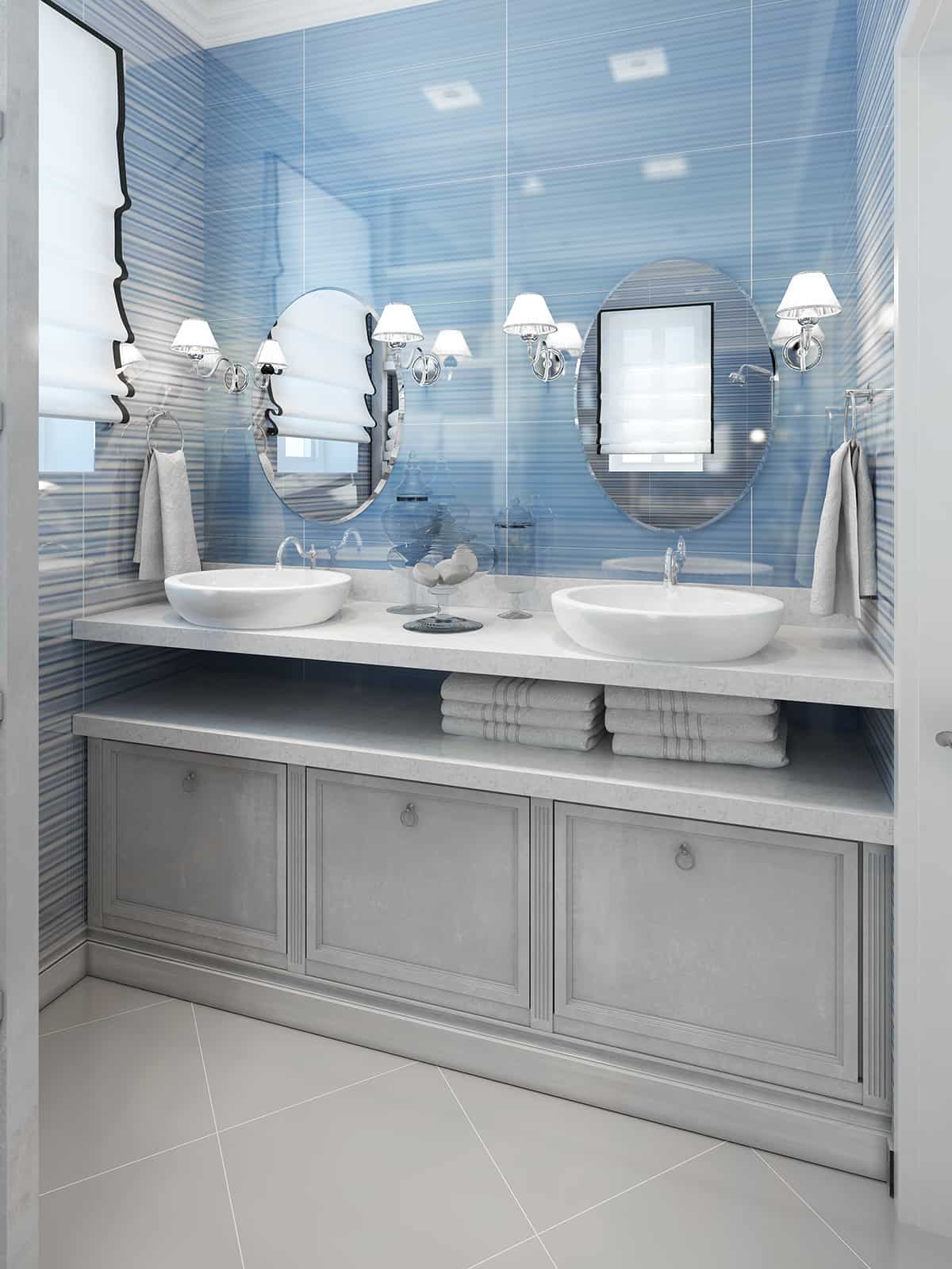 淺藍色的牆壁和淺灰色的浴室櫥櫃