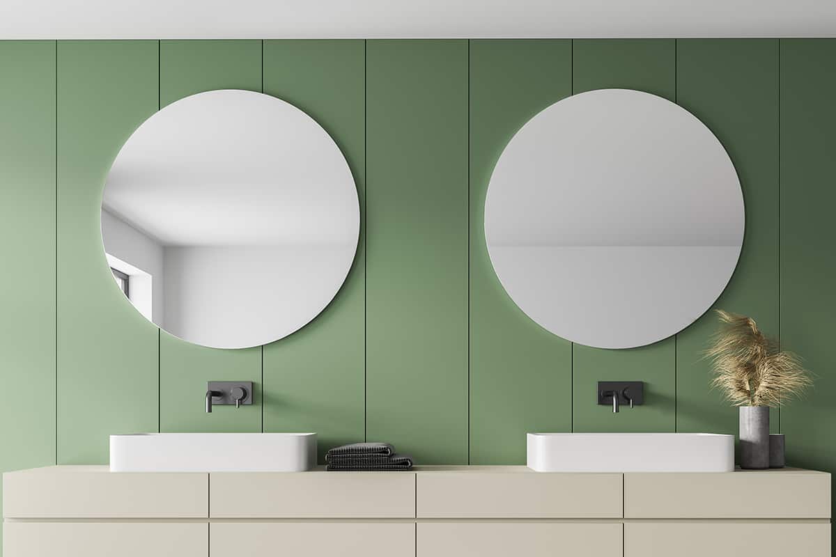 淺綠色的牆壁和淺灰色的浴室櫥櫃