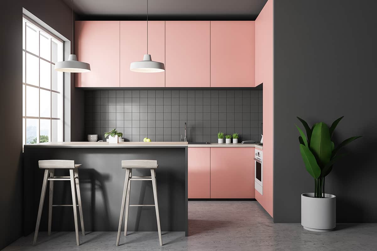 粉紅色的櫥櫃和灰色的地板