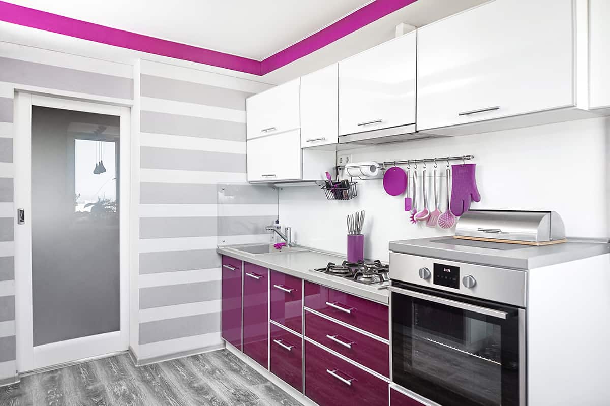 紫色櫥櫃和灰色地板