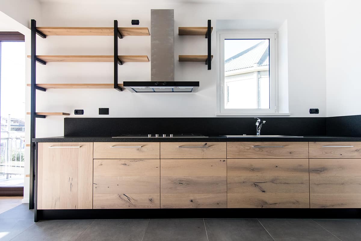 木質廚房櫥櫃和灰色地板
