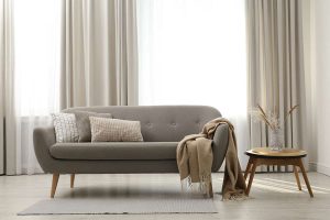 灰色的沙發什麼顏色的窗簾?