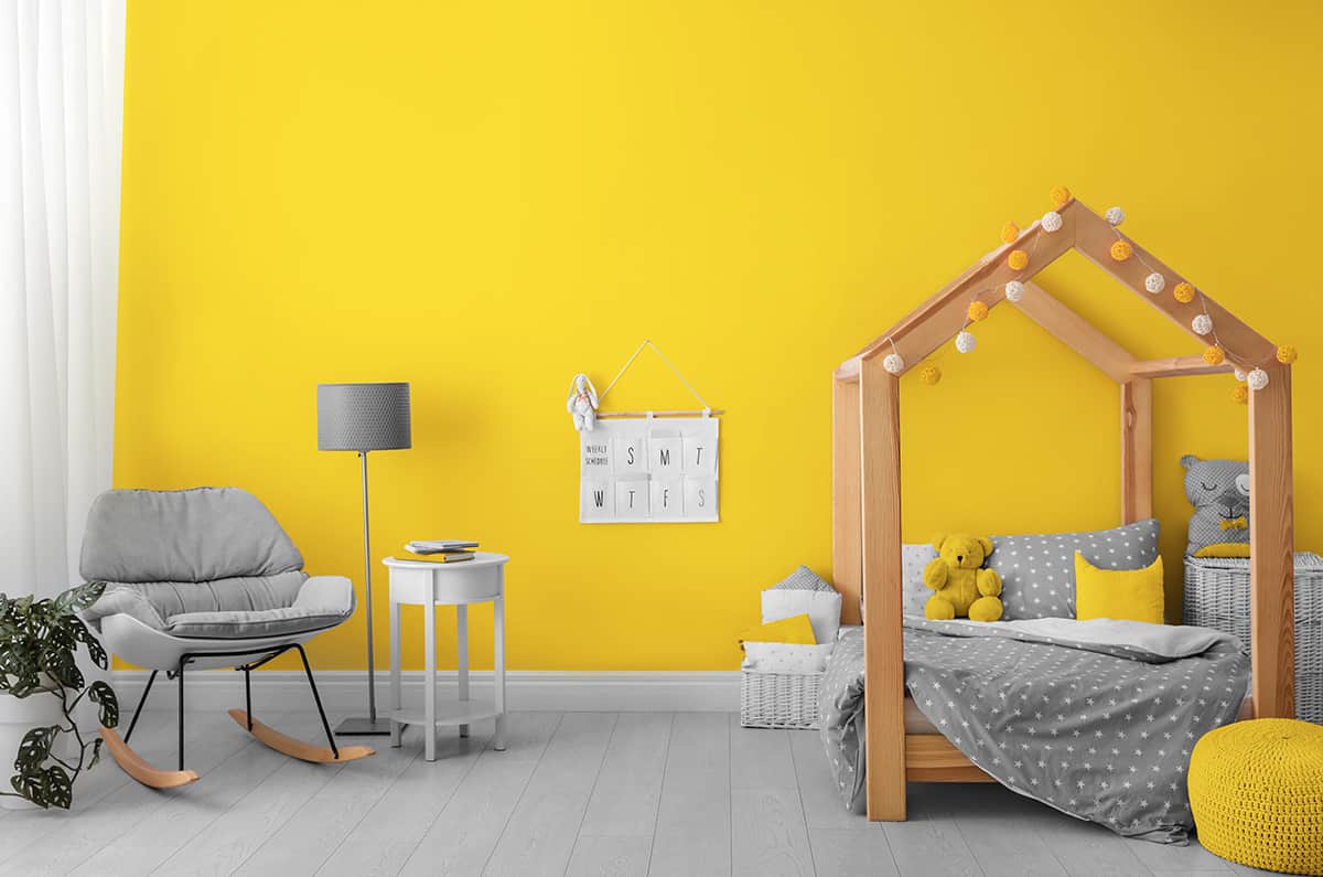 亮黃色的牆壁和淺灰色的地板