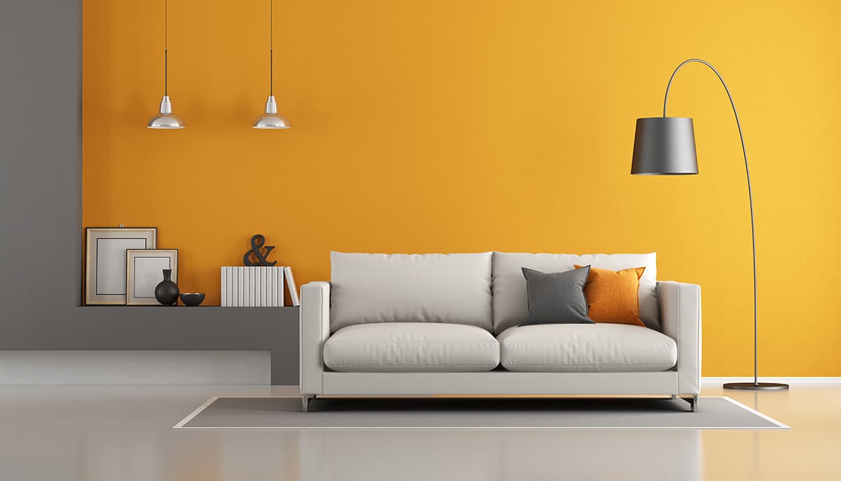 橙色的牆，淺灰色的地板