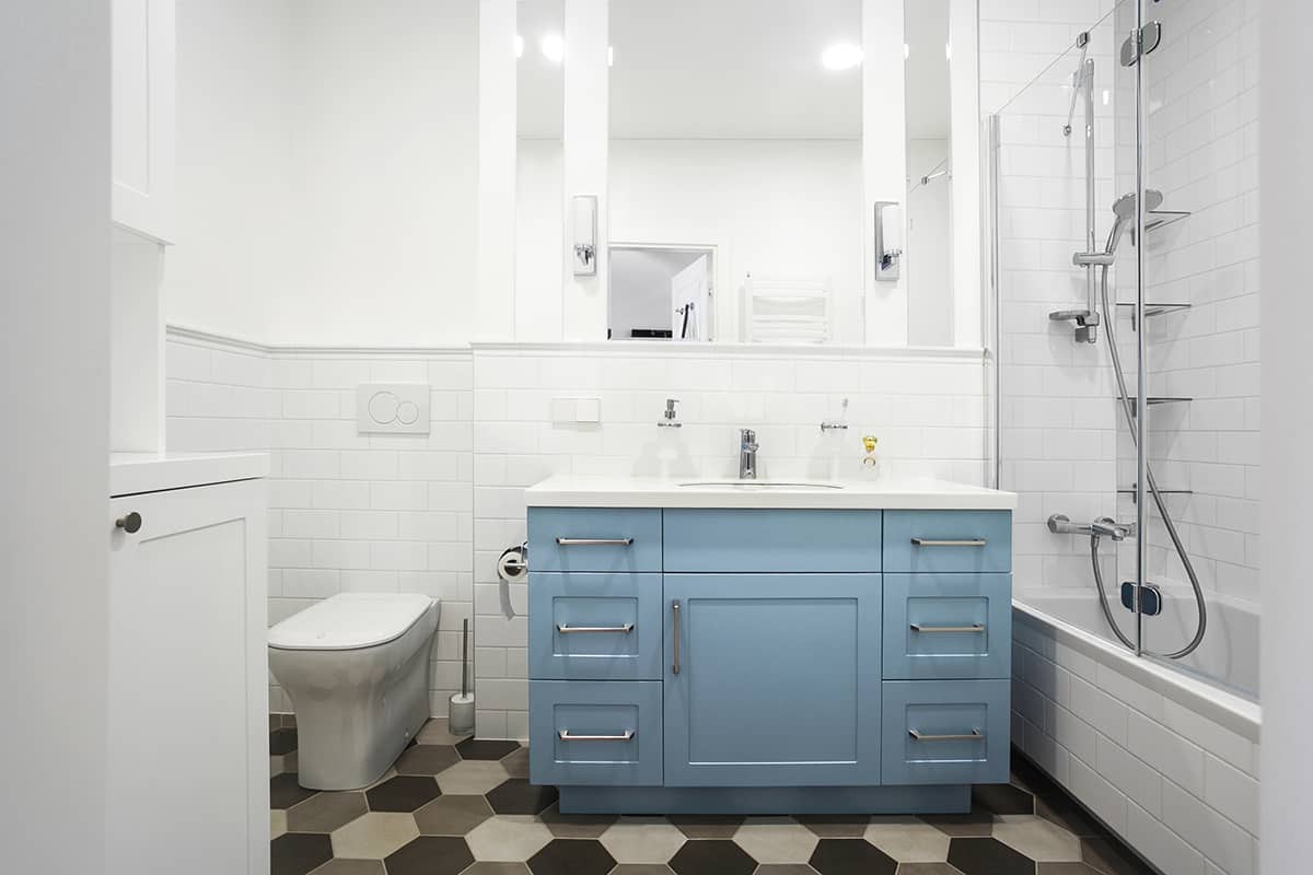 淡藍色浴室櫥櫃