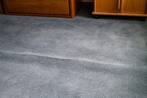 如何去除地毯上的褶皺和折痕
