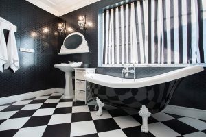 牆的顏色與黑色和白色瓷磚浴室