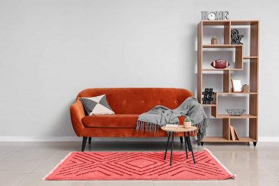 什麼顏色的地毯一個橙色的沙發上