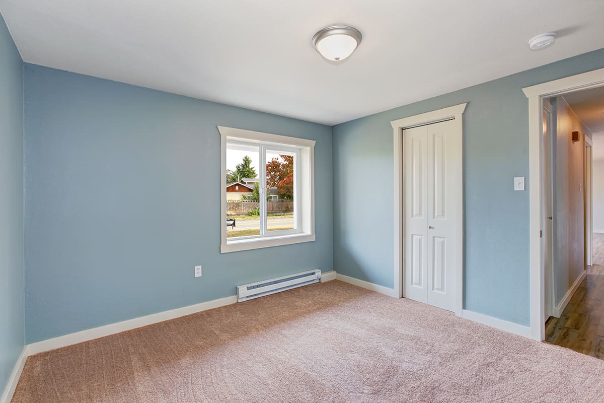 藍色牆漆適合棕色地毯
